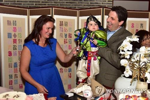 리퍼트 美 대사, 아들에 '한국식 돌잔치'..네티즌도 초대 - 연합뉴스