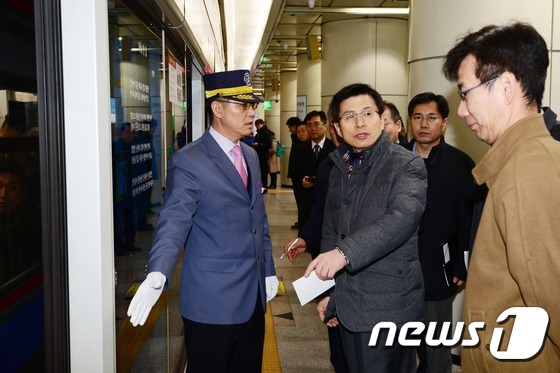 '안전총리' 황교안, 지하철 4호선서 새해 첫 현장점검(종합) - 뉴스1