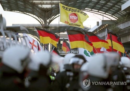 독일 쾰른에서 난민 성범죄에 항의하는 시위대(AP=연합뉴스 자료사진)