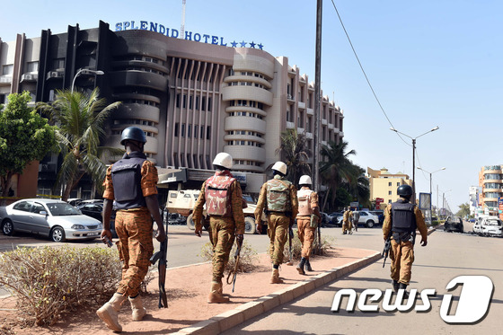 부르키나파소 인질극 종료..외국인 11명 등 29명 사망 - 뉴스1