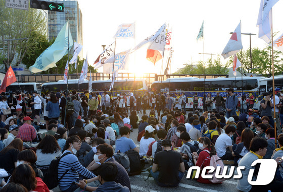 집회중 경찰 폭행·도로 점거 금속노조 간부 집행유예 - 뉴스1