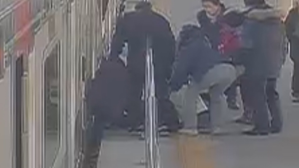 [단독영상] 기차역서 쓰러진 50대..골든타임 지켜낸 시민들 - 연합뉴스TV