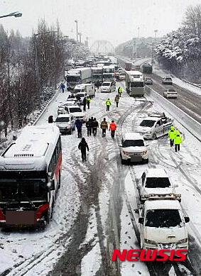 [종합]호남고속도로서 33중 추돌사고..9명 중·경상 - 뉴시스