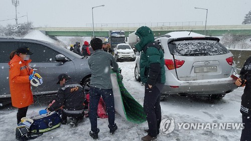 정읍 호남고속도로서 26중 추돌사고..중상 2명·경상 7명(3보) - 연합뉴스
