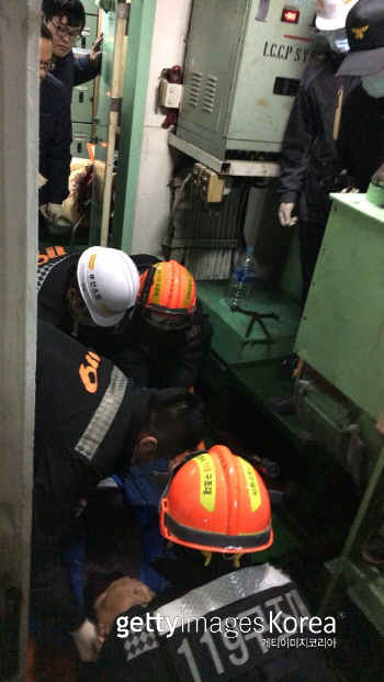 부산 감천항서 유류선 작업 중 폭발..2명 부상 - 경향신문