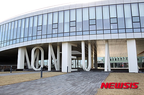 '모뉴엘 뒷돈' 前 수출입銀 부장 '실형' - 뉴시스