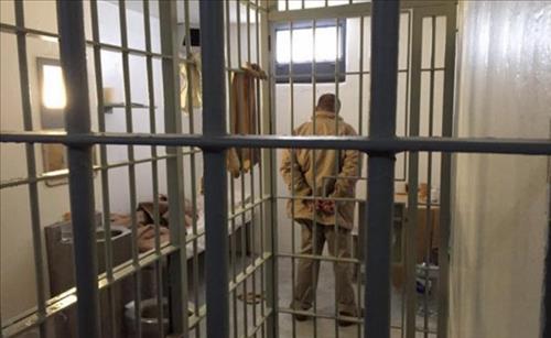 손 뒤로 묶인채 갇힌 마약왕 구스만 독방 모습 공개 - 연합뉴스