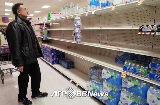 워싱턴 D.C. 주민들이 대설에 대비해 마트에서 물품을 사재기하고 있다/사진=AFPBBNews