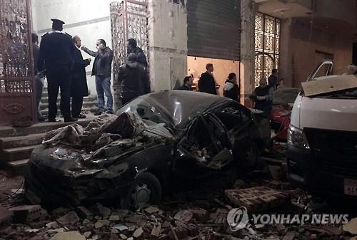 이집트 경찰, 테러용의자 은신처 급습중 '쾅'..10명 사망 - 연합뉴스