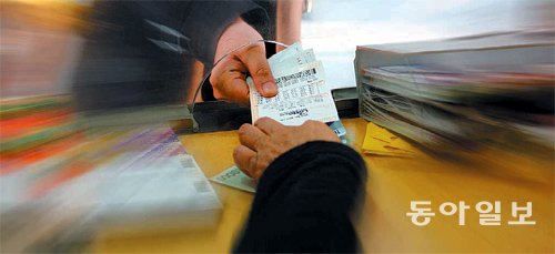 [토요기획]로또 판매점, 매출의 5% 수익금.. 명당 소문나면 年 1억 넘게 벌어 - 동아일보