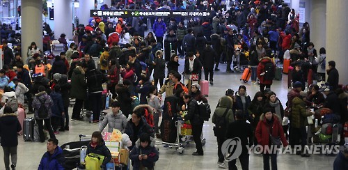 (제주=연합뉴스) 고성식 기자 = 23일 제주도에 7년 만에 한파특보가 내려지면서 항공기 운항에 차질을 빚었다. 이날 오후 제주공항 여객대합실이 많은 이용객으로 붐비고 있다. 2016.1.23     koss@yna.co.kr