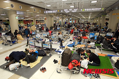 내일 제주공항 결항편 390여편으로 늘어나..승객 2만9000명 발 묶여 - 뉴시스