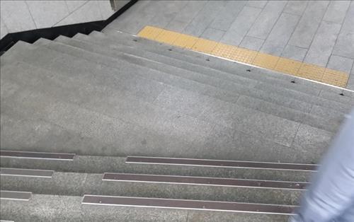 갑자기 넓어지는 계단에 '아찔'..무용지물 점자블록 - 연합뉴스