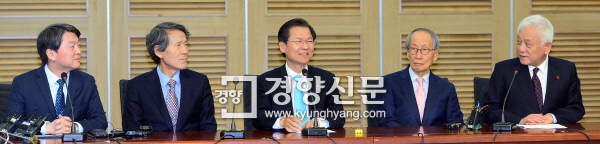 [국민의당·국민회의 통합] 광주서 올라오던 천정배 - 안철수·김한길 '밤샘 회동' 끝 합의 - 경향신문