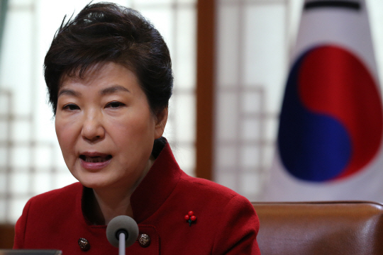 수석비서관회의 주재 : 박근혜 대통령이 25일 오전 청와대에서 열린 수석비서관회의에서 모두발언을 하고 있다. 연합뉴스