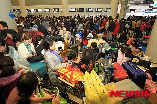 국토부, 26일 오전 5시까지 항공편 96편 투입, 1만9754명 수송 - 뉴시스