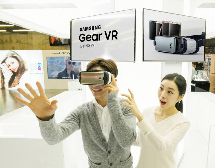 삼성전자 모델이 서울 서초구 삼성전자 딜라이트샵에서 새롭게 출시된 `기어 VR`을 체험하고 있다.