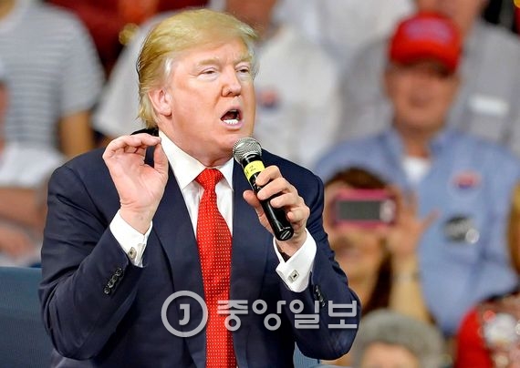 '막말' 트럼프, 갑자기 교회 다니며 성경 읽는 이유는? - 중앙일보