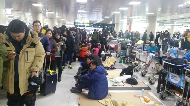 오늘도 제주도는 '밤샘 비행'..아직까지 2만여명 체류 - 헤럴드경제