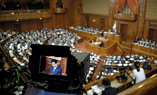 ⓒAFP : 아베 신조 일본 총리가 1월4일 중의원 본회의에 출석해 연설하는 도중 ‘12·28 위안부 합의’를 언급했다.