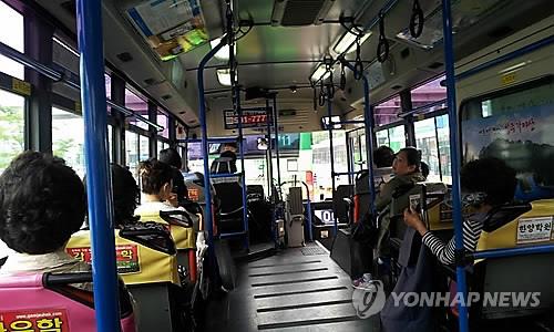 달리는 버스서 걷다 넘어진 노인..法