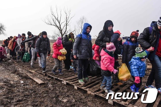 그리스서 시리아 난민 수 감소..위장 입국 줄어든 탓 - 뉴스1