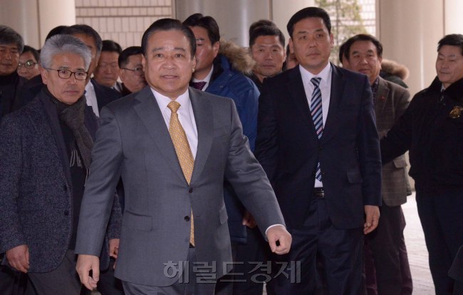 [이완구 실형] 법원, 이 前 총리에 징역 8월-집유 2년 선고 (2보) - 헤럴드경제