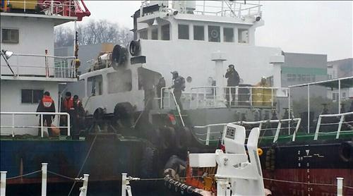 울산 장생포항 정박 선박 화재..