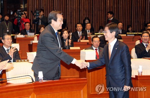 새누리당 의총, 김무성 대표와 인사하는 조경태 의원 - 연합뉴스