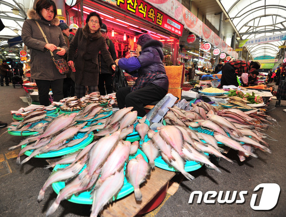 '경제 체온 0도' 디플레 우려..소비 활력 잃고 다시 0%대 물가 - 뉴스1