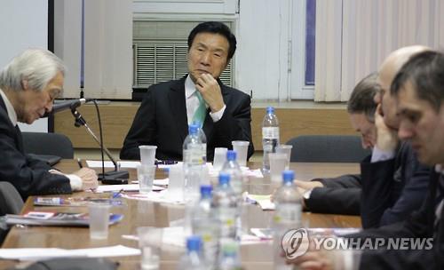 (모스크바=연합뉴스) 유철종 특파원 = 러시아를 방문한 더불어민주당 손학규 전 상임고문이 27일(현지시간) 모스크바 극동연구소에서 현지 한반도 전문가와 외교관 등을 상대로 '한반도 통일과 러시아의 역할'을 주제로 강연한 뒤 참석자들의 견해를 듣고 있다.