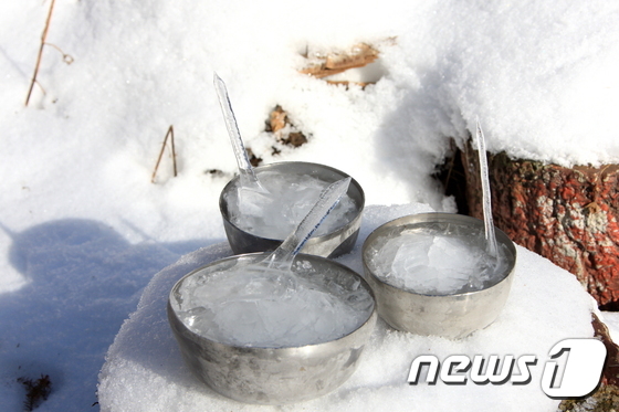 진안군 마이산 탑사에 놓인 정화수에 2일 하늘 방향으로 고드름이 솟는 ‘역 고드름’이 피어올랐다.© News1