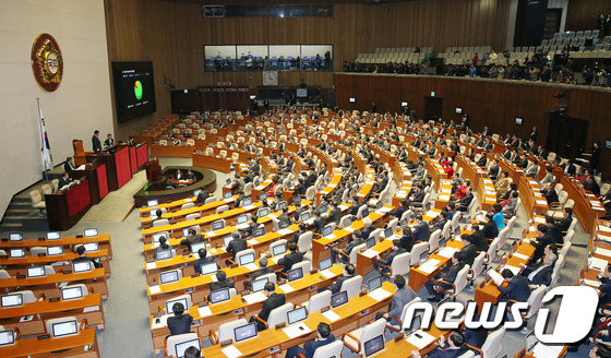 국회, 북한 장거리 미사일 발사 규탄 결의안 채택 - 뉴스1