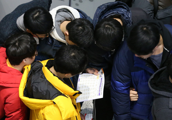 [조선에듀] SKY 경영학과 정시 추가 합격선 뒷걸음질.. 대학 내 중·하위권 학과보다 낮아 - 조선일보