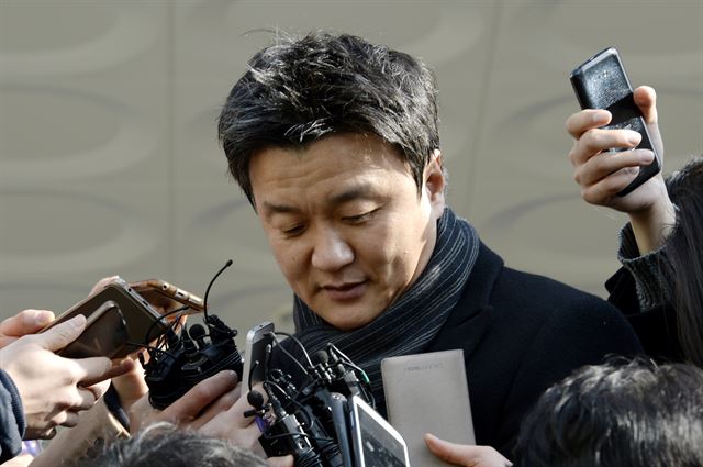 지난 4일 경기 성남 수원지법 성남지원에 항소장을 제출한 뒤 기자들의 질문을 받고 있는 임우재 삼성전기 상임고문. 뉴스1
