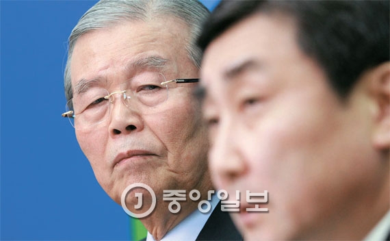 더민주 김종인 비대위원장(왼쪽)은 3일 비대위원회의에서 “현재 경제의 어려움이 야당이 발목을 잡아서 이렇게 됐다고 주장하는데, 정부가 책임을 회피하려는 의도”라고 말했다. 오른쪽은 이종걸 원내대표. [사진 조문규 기자]