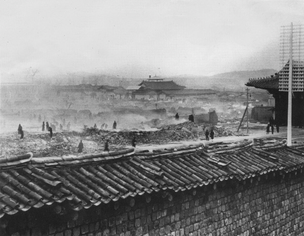 1904년 덕수궁 화재 현장을 조사하는 일본군  | 경향신문 자료사진