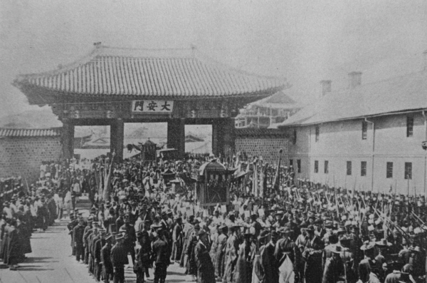 덕수궁 대안문을 나서는 고종 황제(1906년 이전)  | 경향신문 자료사진