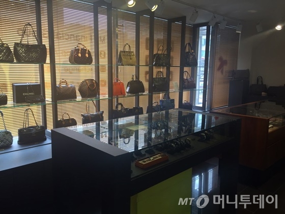 설 앞두고 월급 밀려 전당포에 손 내미는 직장인들 - 머니투데이