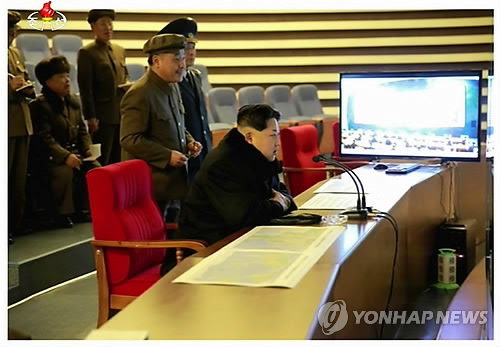 <北 미사일 발사>김정은, 광명성 4호 발사 참관     (서울=연합뉴스) 김정은 북한 국방위원회 제1위원장이 7일 광명서 4호 발사를 참관했다고 조선중앙TV 보도했다.   2016.2.7         photo@yna.co.kr