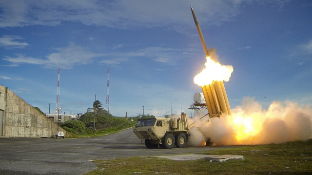 미군이 2014년 미국 미사일방어체계(MD)의 핵심인 사드(THAAD·고고도 요격 미사일)를 시험 발사하고 있다. 출처 미국 국방부 미사일방어청