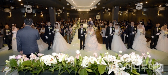 서울 노원구 중계동 노원 임페리움에서 열린 무료 합동결혼식 모습. 2015.9.22/뉴스1 <저작권자 © 뉴스1코리아, 무단전재 및 재배포 금지>
