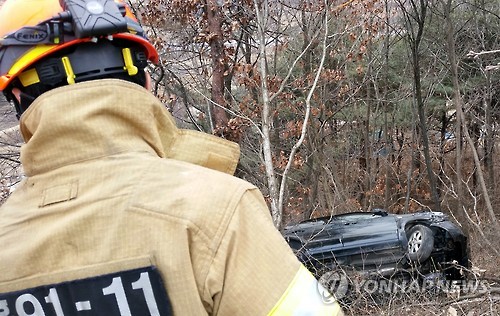 홍천 말고개 앞 도로서 차 충돌..4명 부상 - 연합뉴스