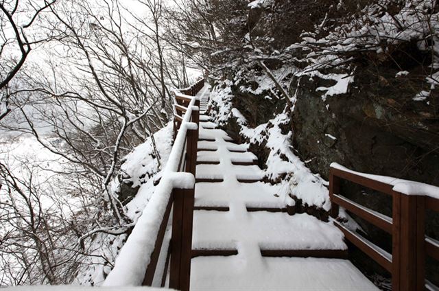 산막이옛길의 ‘마흔고개’. 곳곳에 재미있는 이야기를 입혔다. 한국관광공사 제공