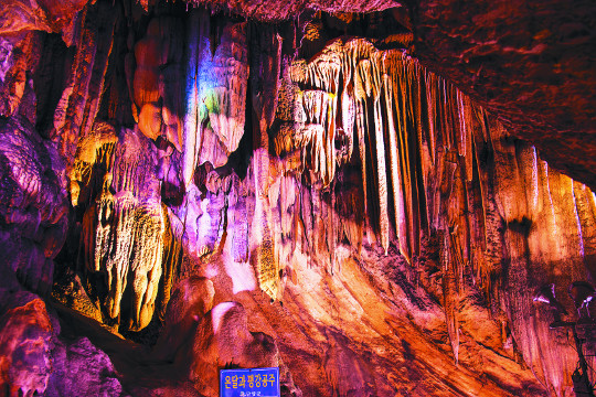 온달산성 인근 온달동굴의 종유석이 조명을 받아 황홀한 풍광을 그려내고 있다. 약 4억5000만년 전 생성된 것으로 추정되는 동굴은 약 800m로 다채로운 종유석과 석순을 품고 있다.