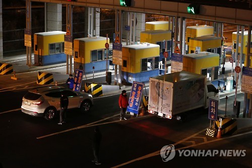 <개성공단 중단> 돌아오는 남측 인원들     (파주=연합뉴스) 임병식 기자 = 북한이 개성공단을 군사통제구역으로 선포하고 남측 인원을  전원 추방하는 조치를 취한 11일 경기도 파주시 경의선 남북출입사무소에서 개성공단 차량이 남측으로 돌아오고 있다. 2016.2.11     andphotodo@yna.co.kr