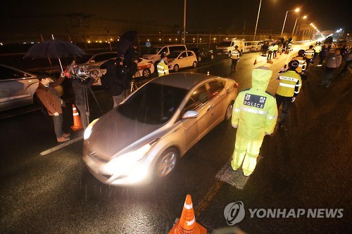 <개성공단 중단> 돌아오는 차량     (파주=연합뉴스) 김현태 기자 = 11일 저녁 개성공단에서 나온 차들이 굵은 빗줄기를 뚫고 경기도 파주시 통일대교 입구를 나서고 있다. 2016.2.11     mtkht@yna.co.kr
