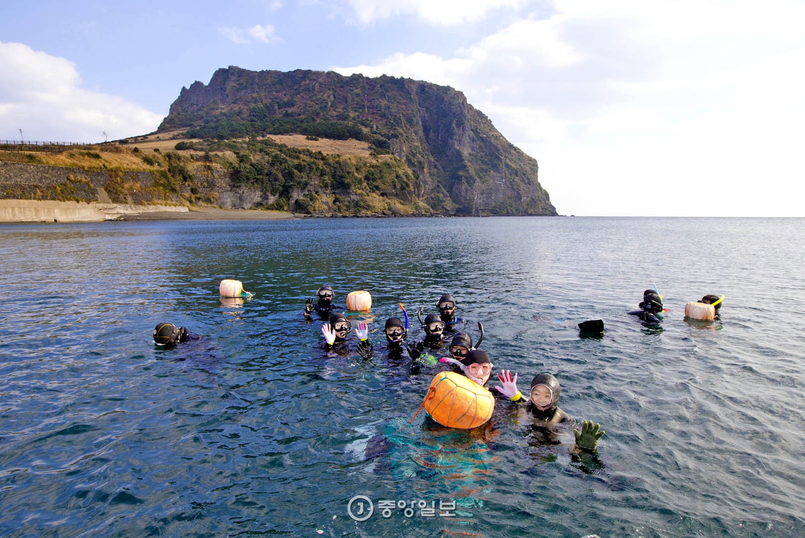 성산일출봉 해녀 물질 체험.