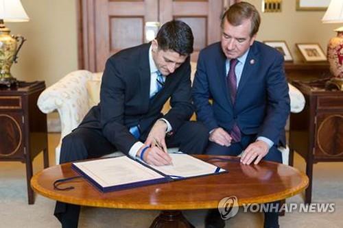 (워싱턴=연합뉴스) 심인성 특파원 = 폴 라이언(공화·위스콘신) 미국 하원의장이 12일(현지시간) 하원을 통과한 대북제재법안(H.R. 757)에 서명하고 있다. 북한만을 겨냥한 제재법안이 미 의회에서 통과된 것은 이번이 처음이다. 에드 로이스(공화·캘리포니아) 하원 외교위원장이 대표 발의한 이 법안은 대북 금융·경제제재를 강화해 북한이 핵과 미사일 개발, 사이버 공격능력 향상, 북한 지도층 사치품 구입 등에 쓸 수 있는 달러 등 경화의 획득이 어렵도록 자금줄을 전방위로 차단하는 것이 골자다. 사진 왼쪽이 라이언 하원의장, 오른쪽이 로이스 위원장이다. 2016.2.13 << 에드 로이스 외교위원장실 제공 >> sims@yna.co.kr