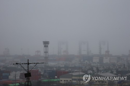 짙은 안개로 부산 선박 입출항·항공기 운항 차질(종합) - 연합뉴스
